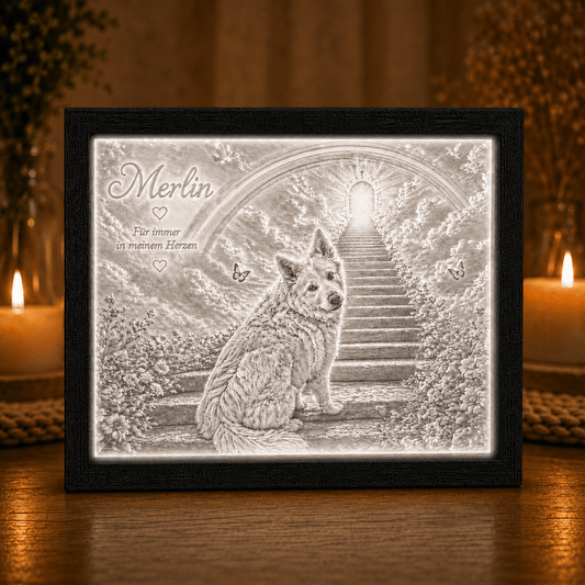 Großes personalisiertes Gedenklicht für Hund Merlin in frontaler Ansicht mit schwarzem 3D-gedrucktem Rahmen, warm beleuchtetem Lithophane-Motiv und Außenmaß 21 × 16 cm.