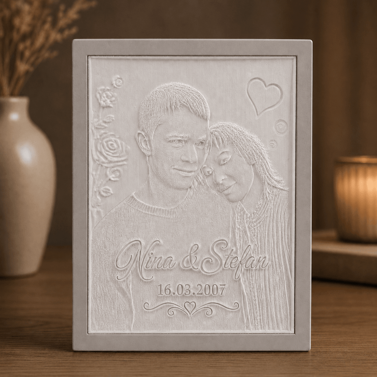 Personalisierter 3D-Lithophane Bilderrahmen in grau mit Foto, Namen und Datum als leuchtendes Erinnerungsbild und individuelles Geschenk.