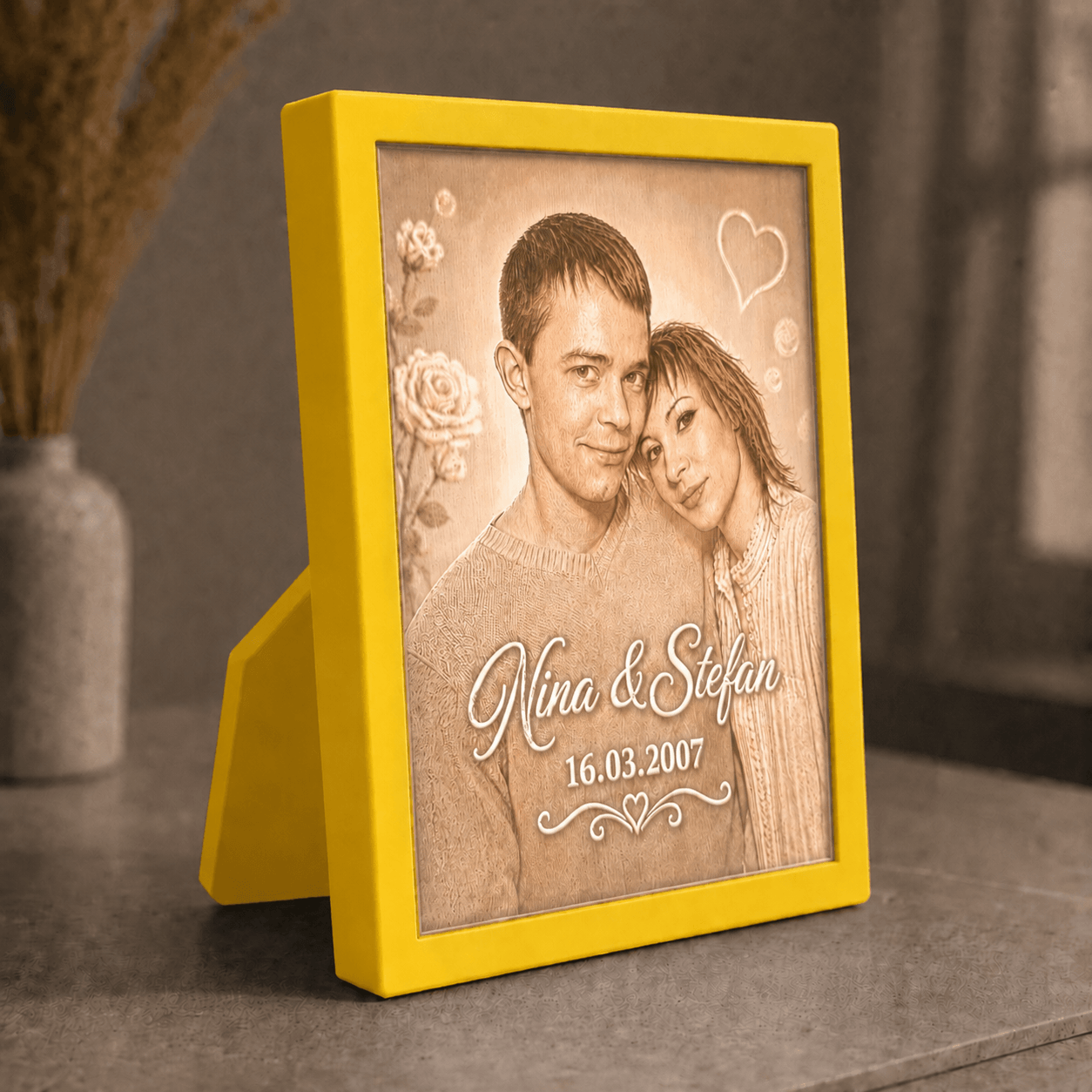 Personalisiertes 3D-Lichtbild Klassik mit Standrahmen in Gelb und Wunschfoto von Nina und Stefan, dekorativ in warmer Wohnatmosphäre präsentiert.