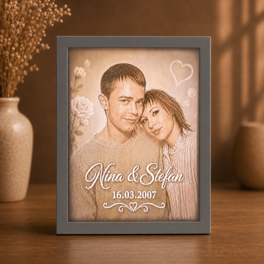 Personalisiertes 3D-Lichtbild Klassik mit Standrahmen in Grau und Wunschfoto von Nina und Stefan, dekorativ in warmer Wohnatmosphäre präsentiert. von vorne