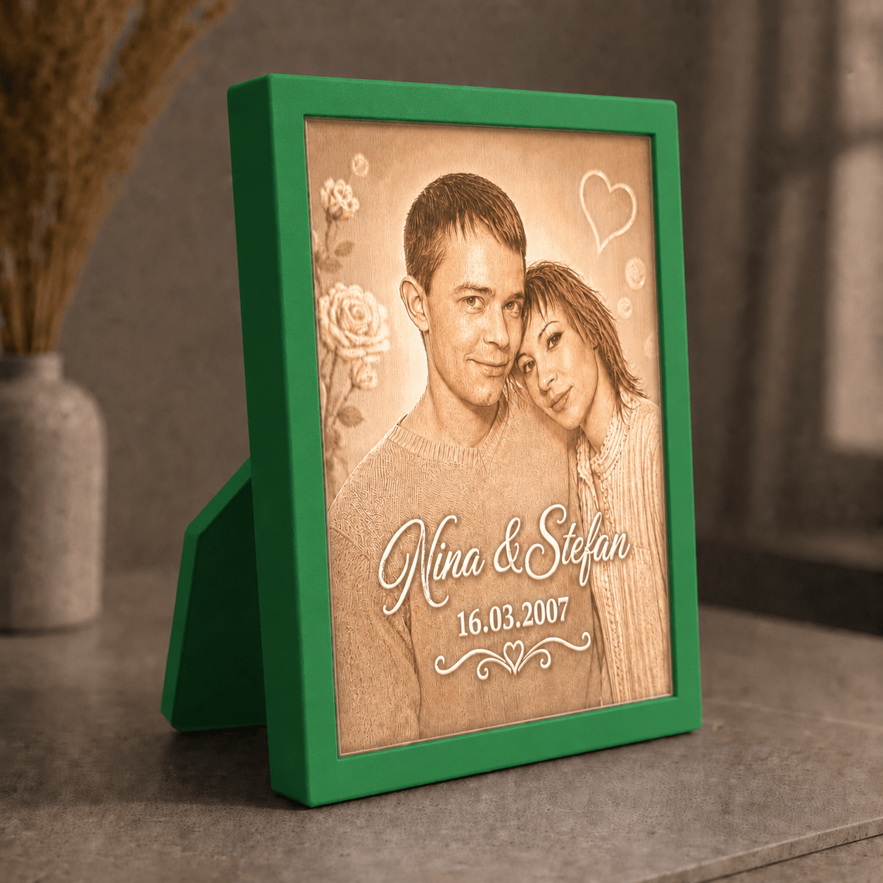 Personalisiertes 3D-Lichtbild Klassik mit Standrahmen in Grün und Wunschfoto von Nina und Stefan, dekorativ in warmer Wohnatmosphäre präsentiert.