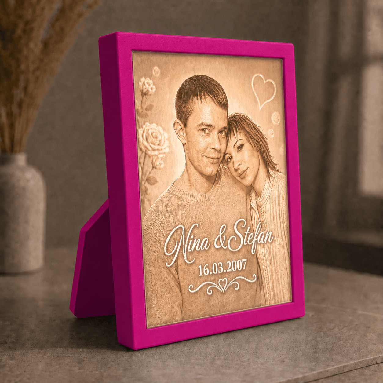 Personalisiertes 3D-Lichtbild Klassik mit Standrahmen in Magenta und Wunschfoto von Nina und Stefan, dekorativ in warmer Wohnatmosphäre präsentiert.