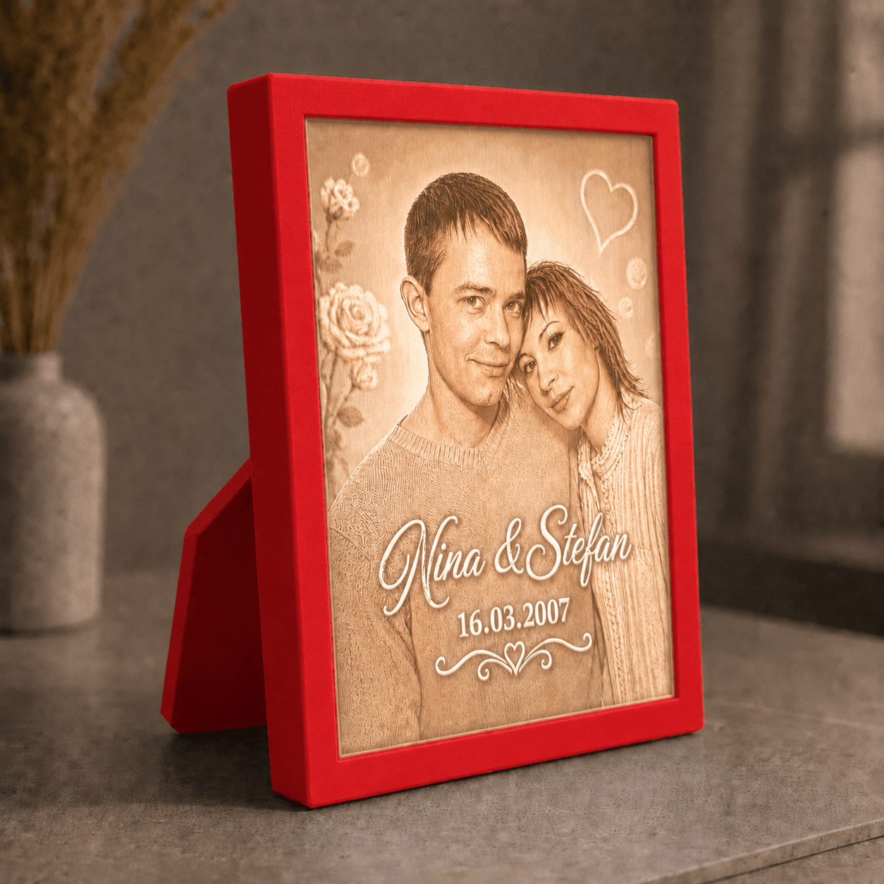 Personalisiertes 3D-Lichtbild Klassik mit Standrahmen in Rot und Wunschfoto von Nina und Stefan, dekorativ in warmer Wohnatmosphäre präsentiert.