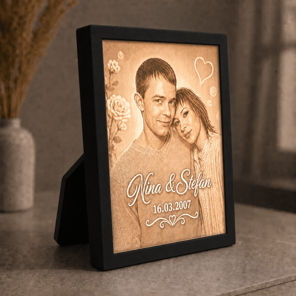 Personalisiertes 3D-Lichtbild Klassik mit Standrahmen in Schwarz und Wunschfoto von Nina und Stefan, dekorativ in warmer Wohnatmosphäre präsentiert.