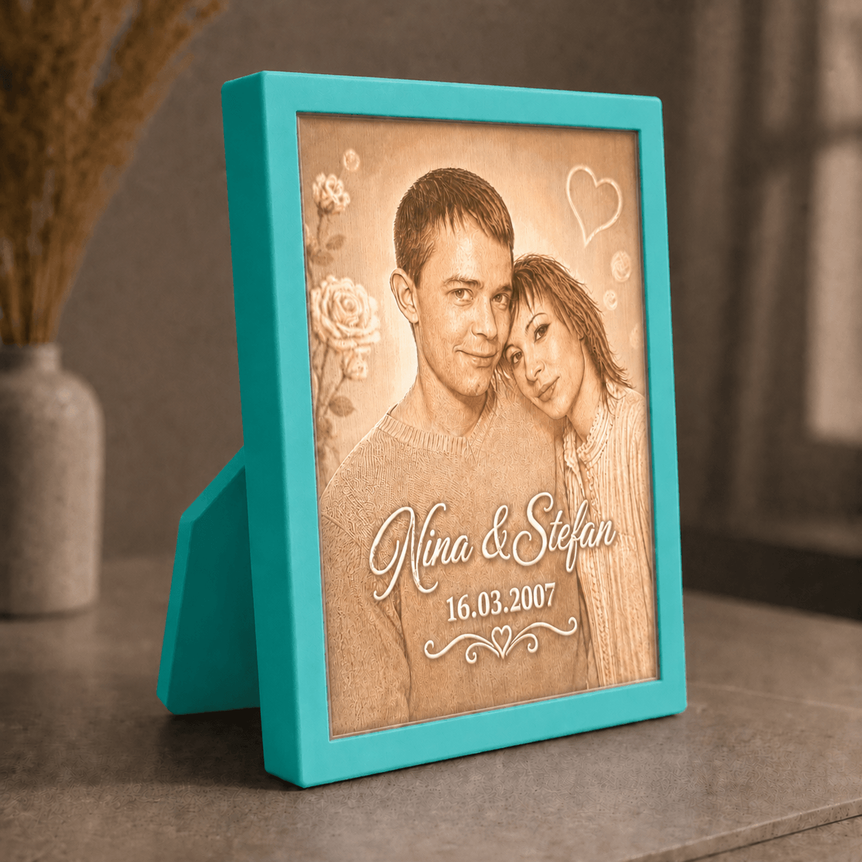 Personalisiertes 3D-Lichtbild Klassik mit Standrahmen in Türkis und Wunschfoto von Nina und Stefan, dekorativ in warmer Wohnatmosphäre präsentiert.