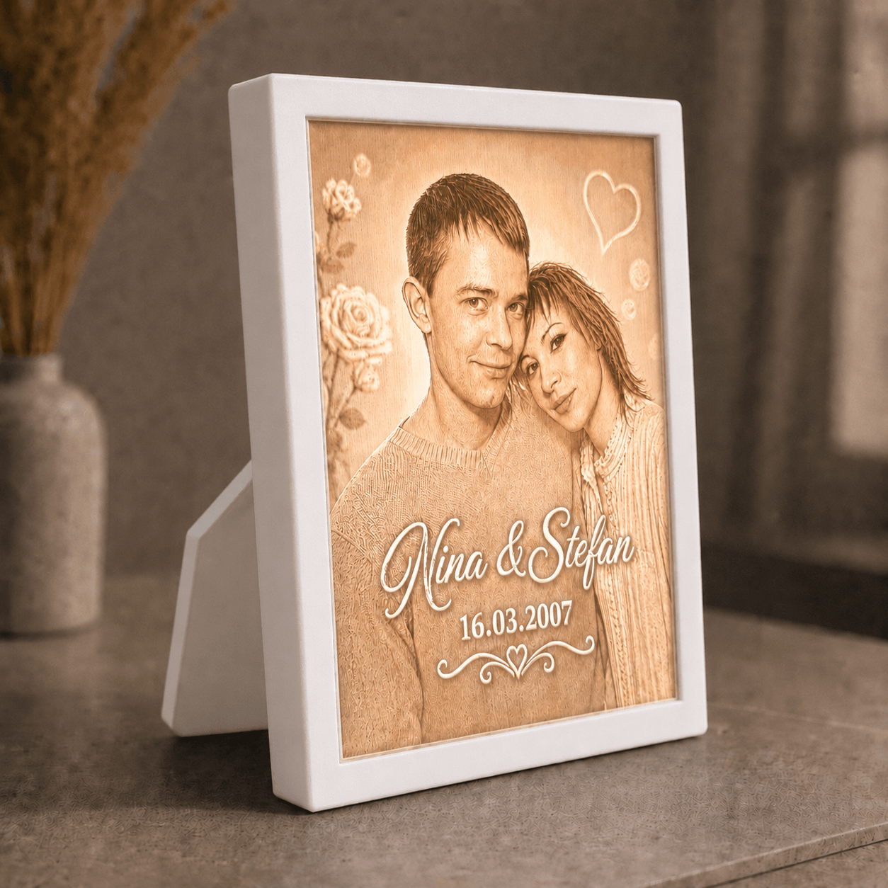 Personalisiertes 3D-Lichtbild Klassik mit Standrahmen in Weiß und Wunschfoto von Nina und Stefan, dekorativ in warmer Wohnatmosphäre präsentiert.