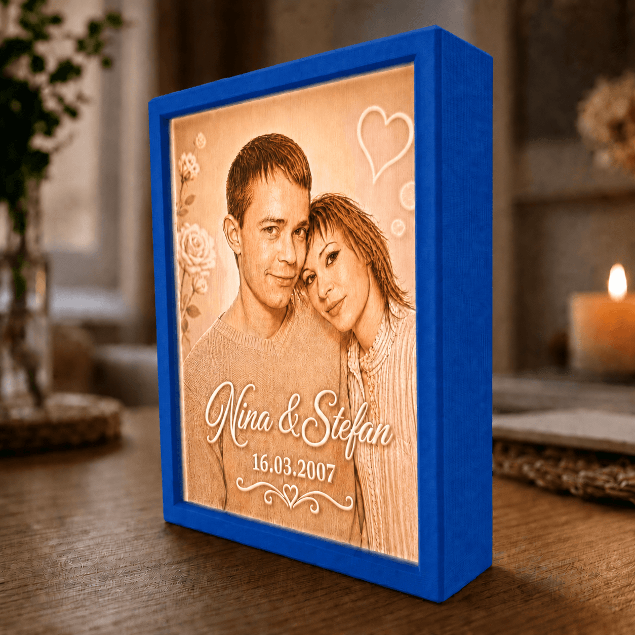 Farbiges personalisiertes LED Fotolicht mit Wunschfoto im blauen Rahmen als individuelles Lithophane Geschenk für besondere Erinnerungen.