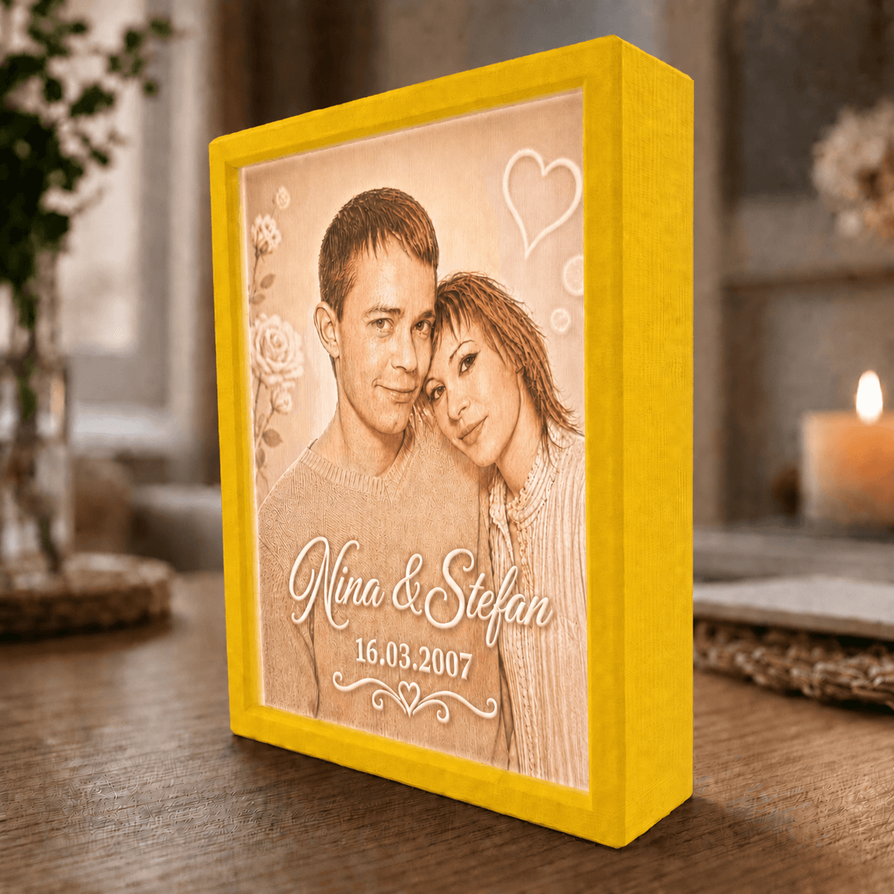 Farbiges LED Fotolicht mit Wunschfoto im gelben Rahmen als personalisiertes Lithophane Lichtbild für Urlaub, Familie und Haustiere.