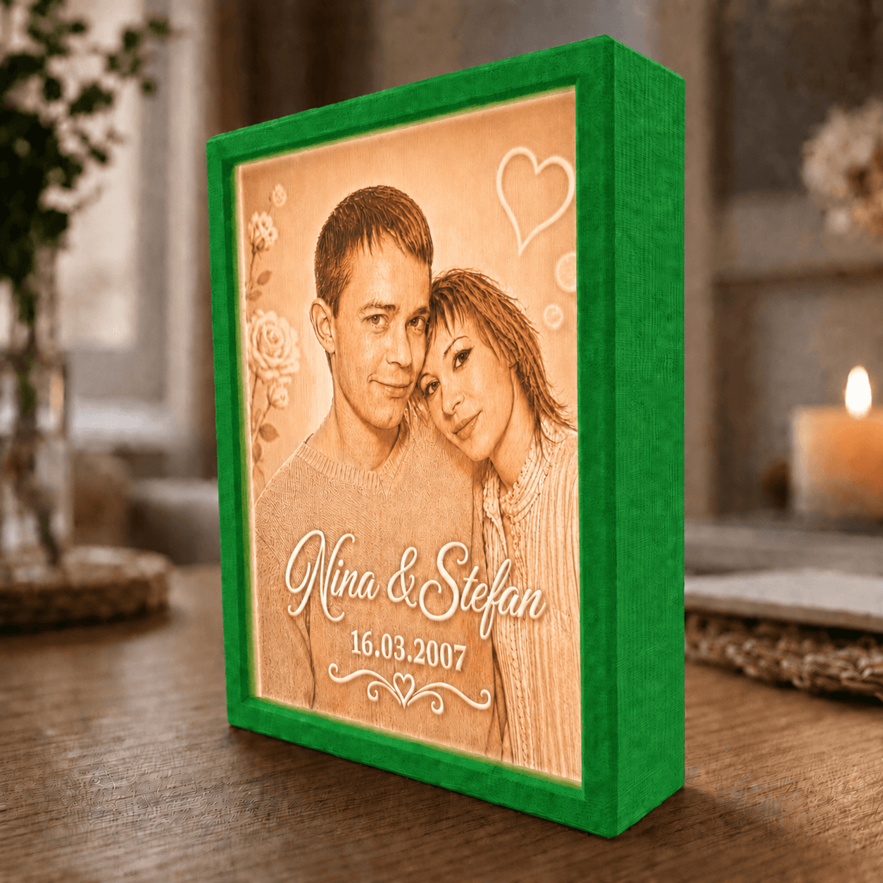 Personalisiertes LED Fotolicht im grünen Rahmen mit eigenem Foto als farbiges Lithophane Geschenk für besondere Momente.
