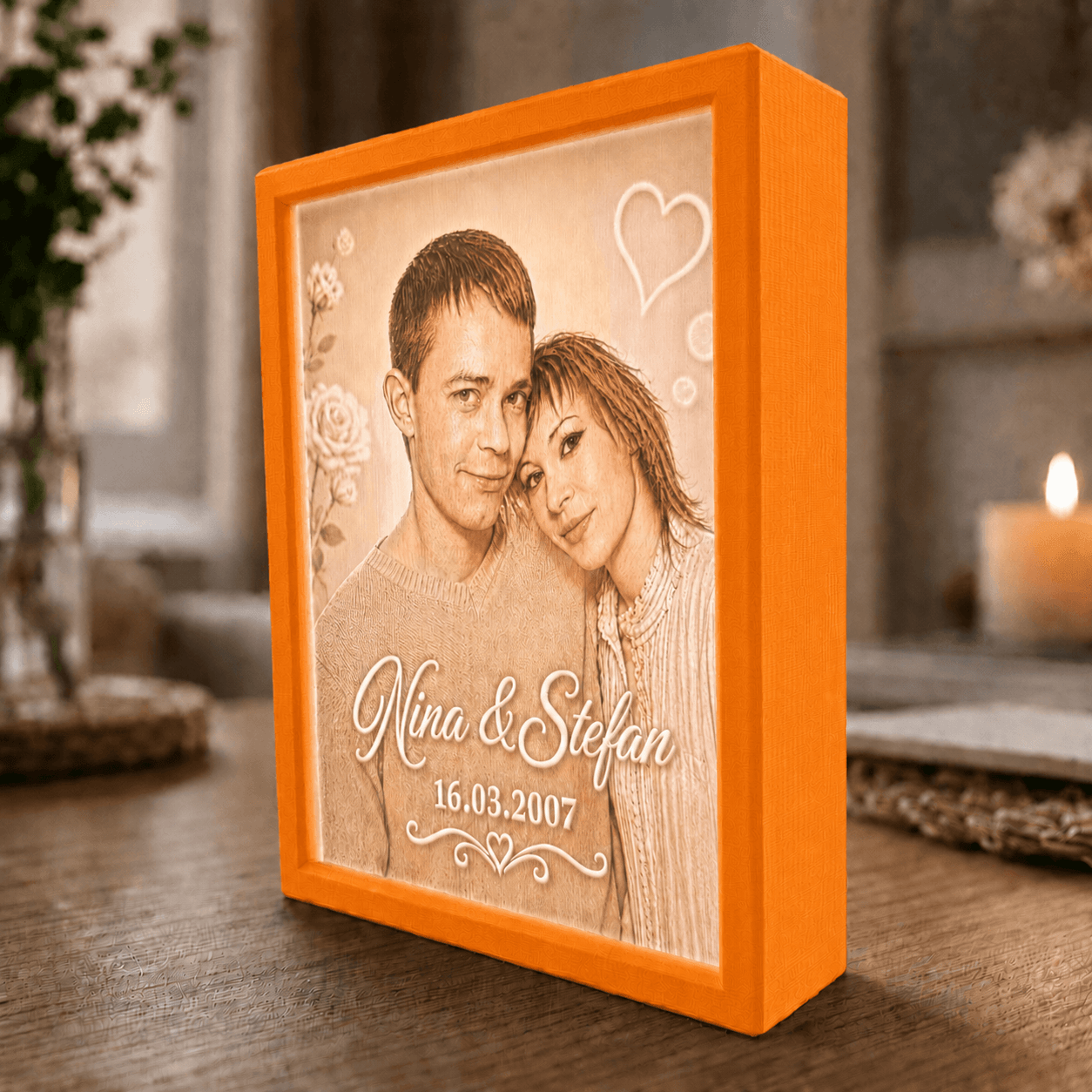 Personalisiertes LED Fotolicht mit eigenem Foto im orangefarbenen Rahmen als farbiges Lithophane Erinnerungsbild.