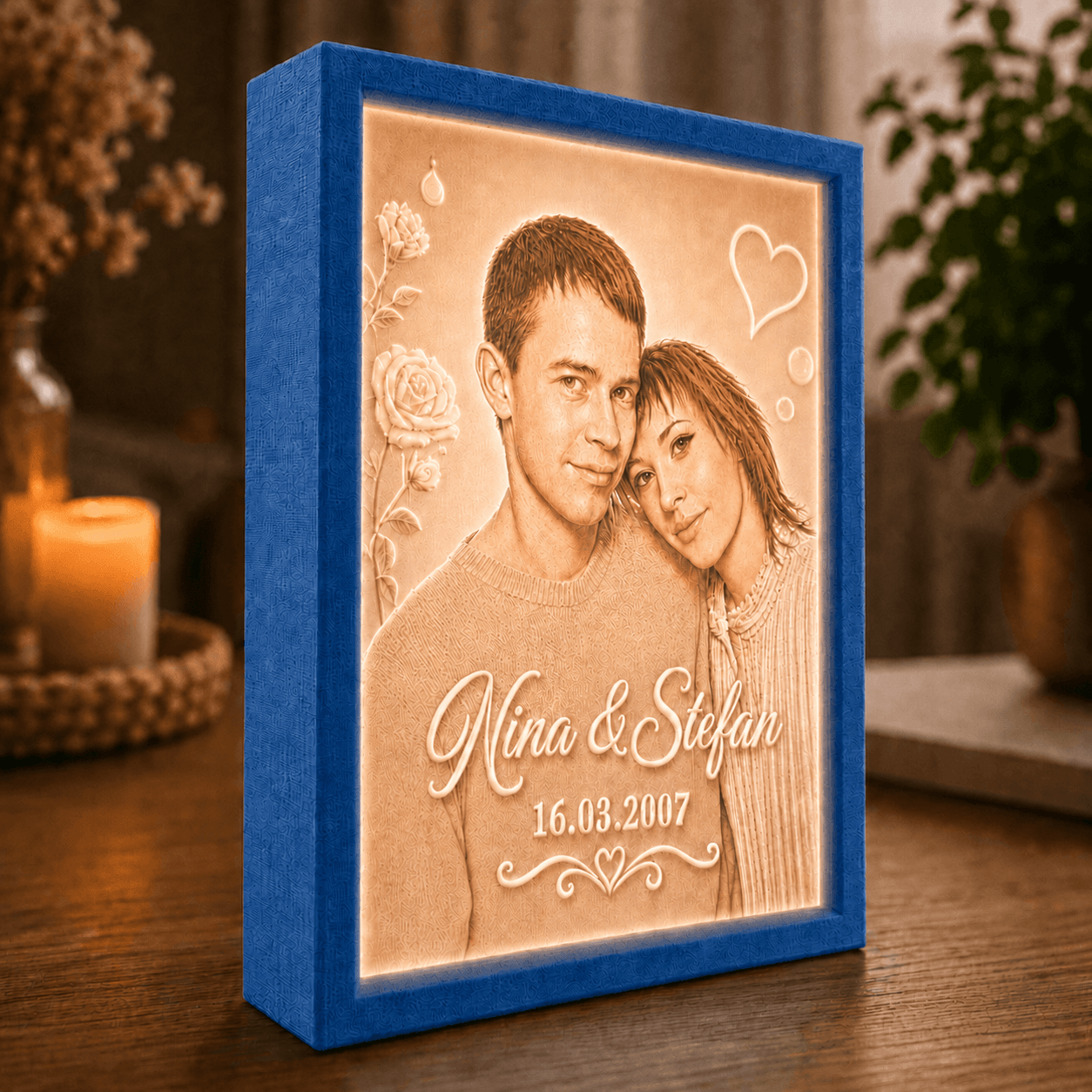 Farbiges personalisiertes LED Fotolicht Premium mit Wunschfoto im blauen Rahmen als individuelles Lithophane Geschenk.
