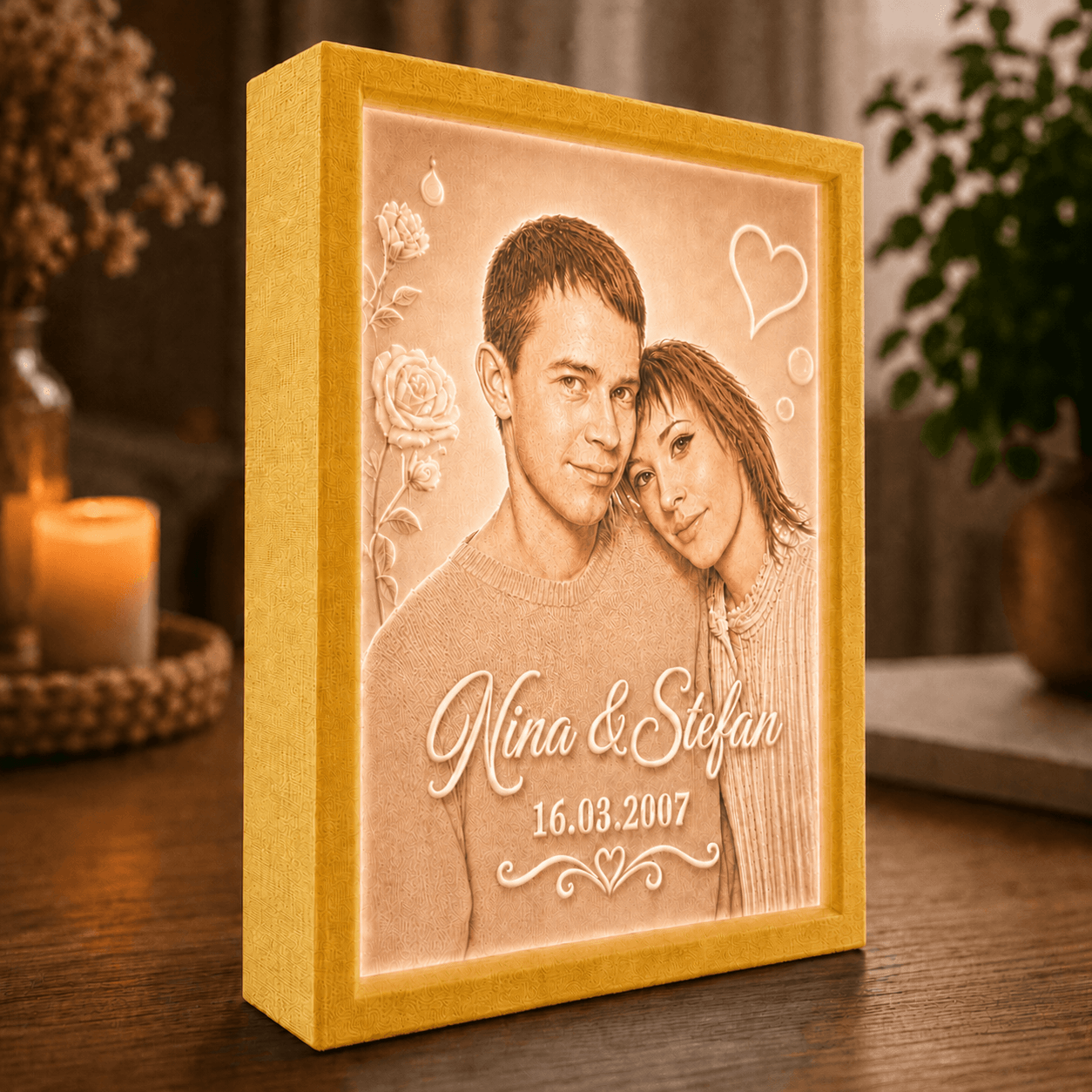 Farbiges LED Fotolicht Premium mit Wunschfoto im gelben Rahmen als personalisiertes Lithophane Lichtbild für Urlaub und besondere Momente.