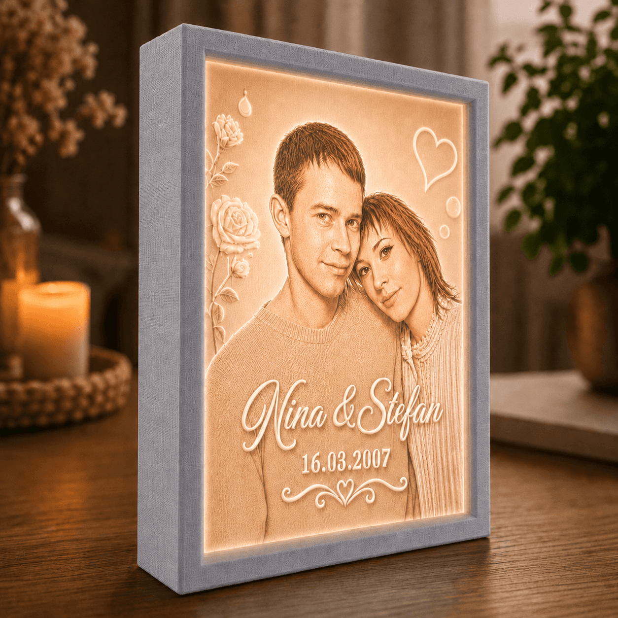 Personalisiertes LED Fotolicht Premium mit Wunschfoto im grauen Rahmen als farbiges Lithophane Lichtbild für Paare, Familie und Haustiere.