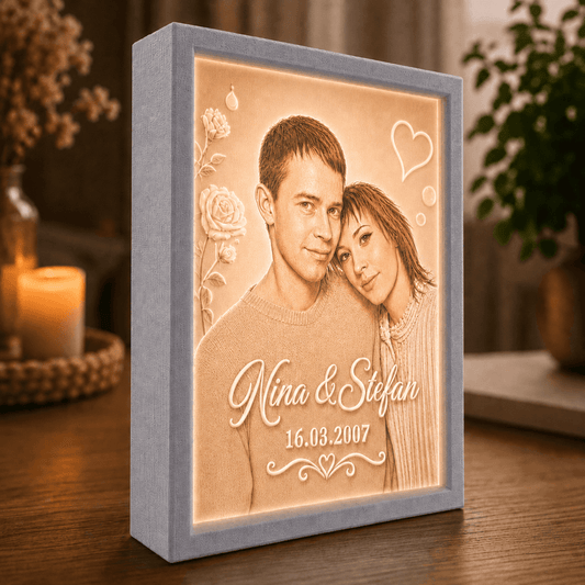 Personalisiertes LED Fotolicht Premium mit Wunschfoto im grauen Rahmen als farbiges Lithophane Lichtbild für Paare, Familie und Haustiere.