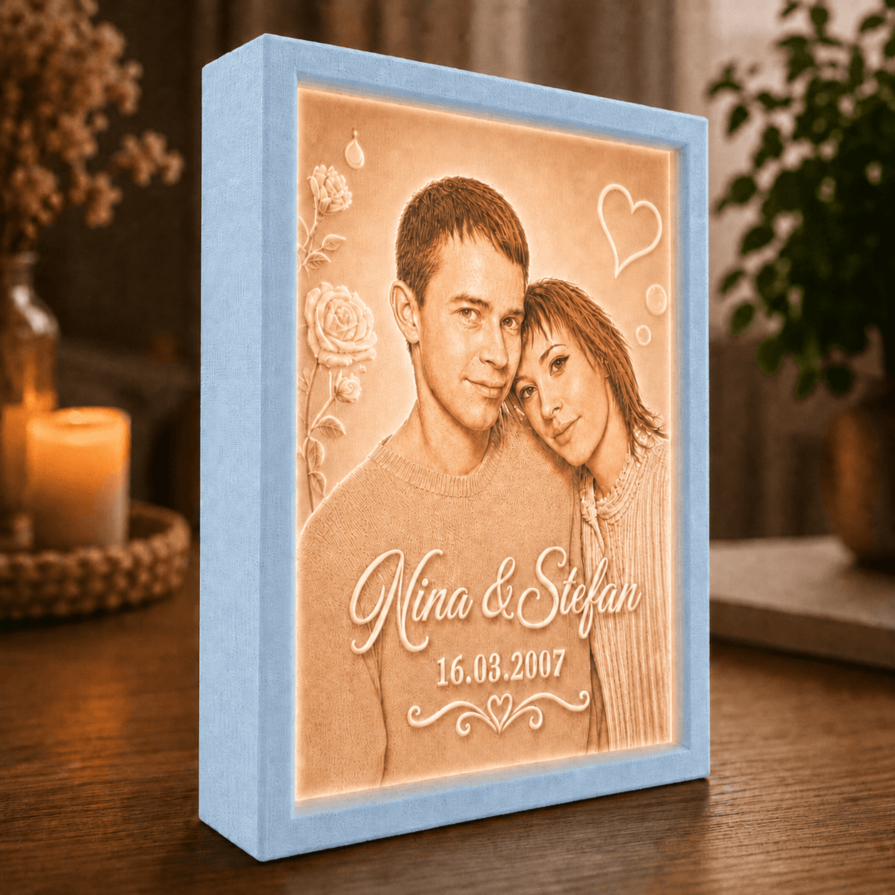 Personalisiertes LED Fotolicht Premium mit eigenem Foto im hellblauen Rahmen als farbiges Lithophane Lichtbild für Paare und Familie.