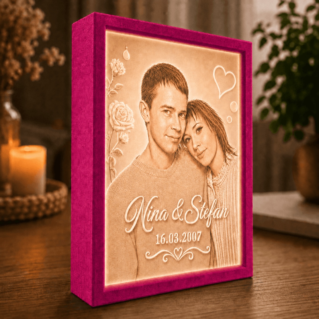 Farbiges LED Fotolicht Premium mit eigenem Foto im magentafarbenen Rahmen als personalisiertes Lithophane Lichtbild für Paare und Familie.