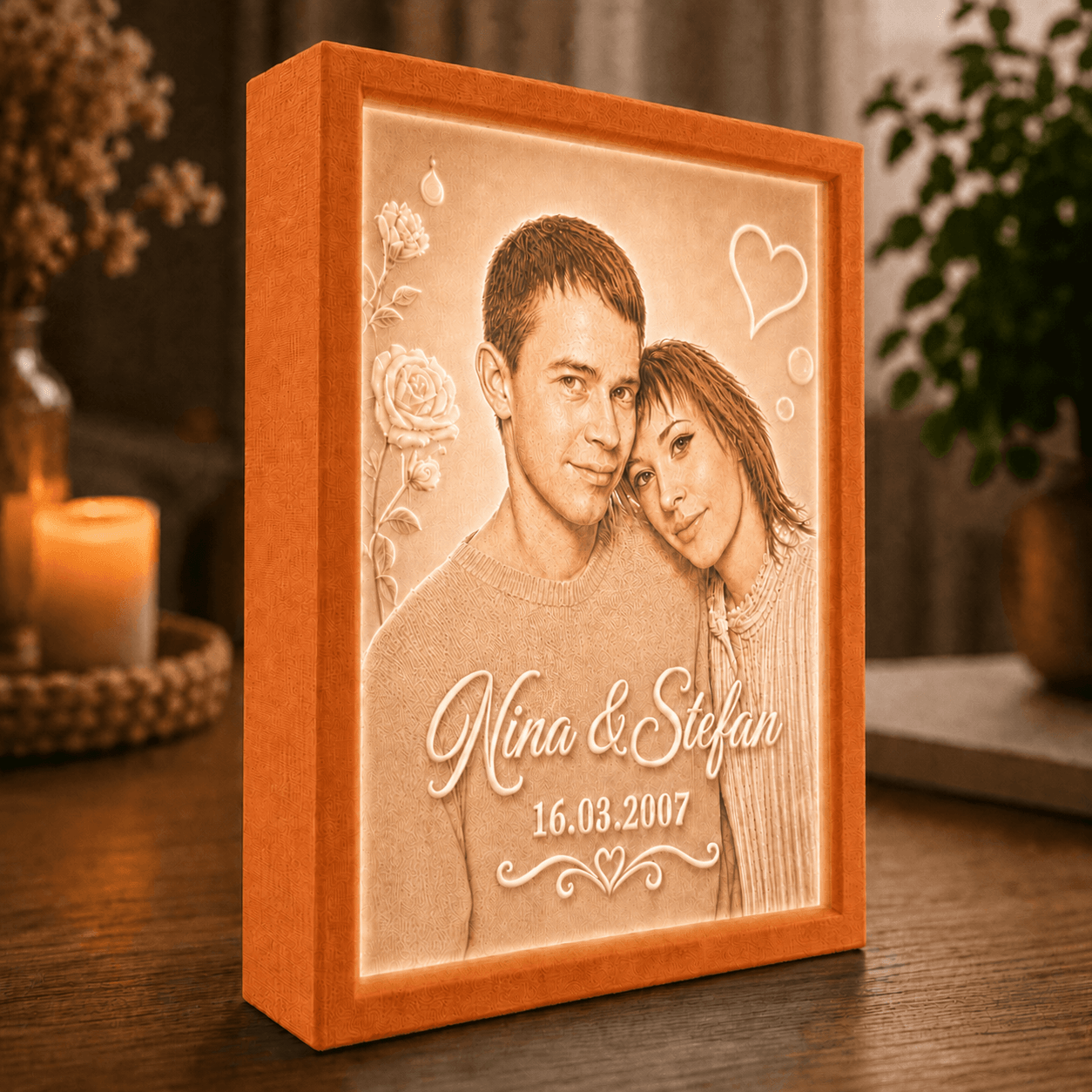Personalisiertes LED Fotolicht Premium mit Wunschfoto im orangefarbenen Rahmen als farbiges Lithophane Geschenk für besondere Erinnerungen.