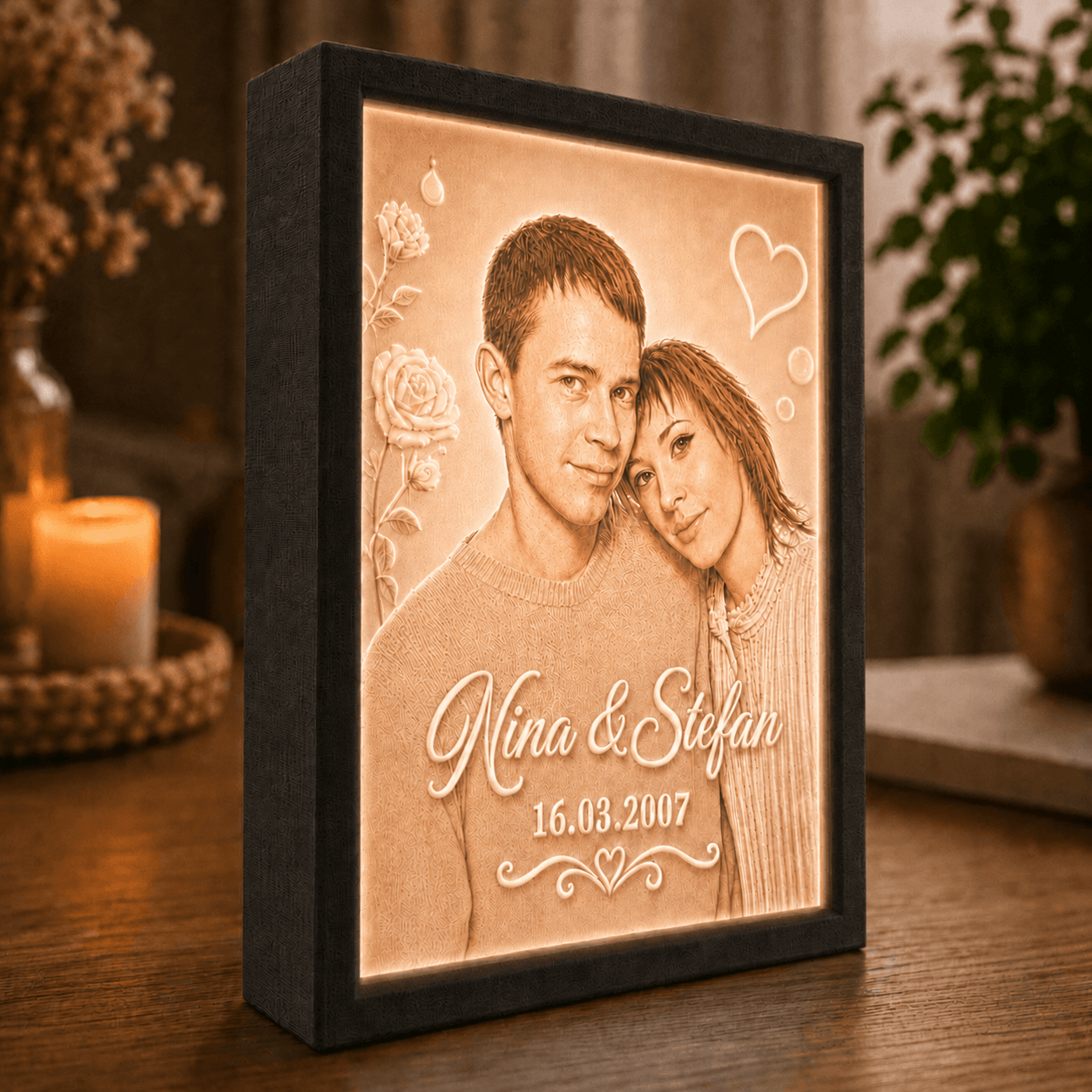 Personalisiertes LED Fotolicht Premium mit Wunschfoto im schwarzen Rahmen als farbiges Lithophane Lichtbild für besondere Erinnerungen.