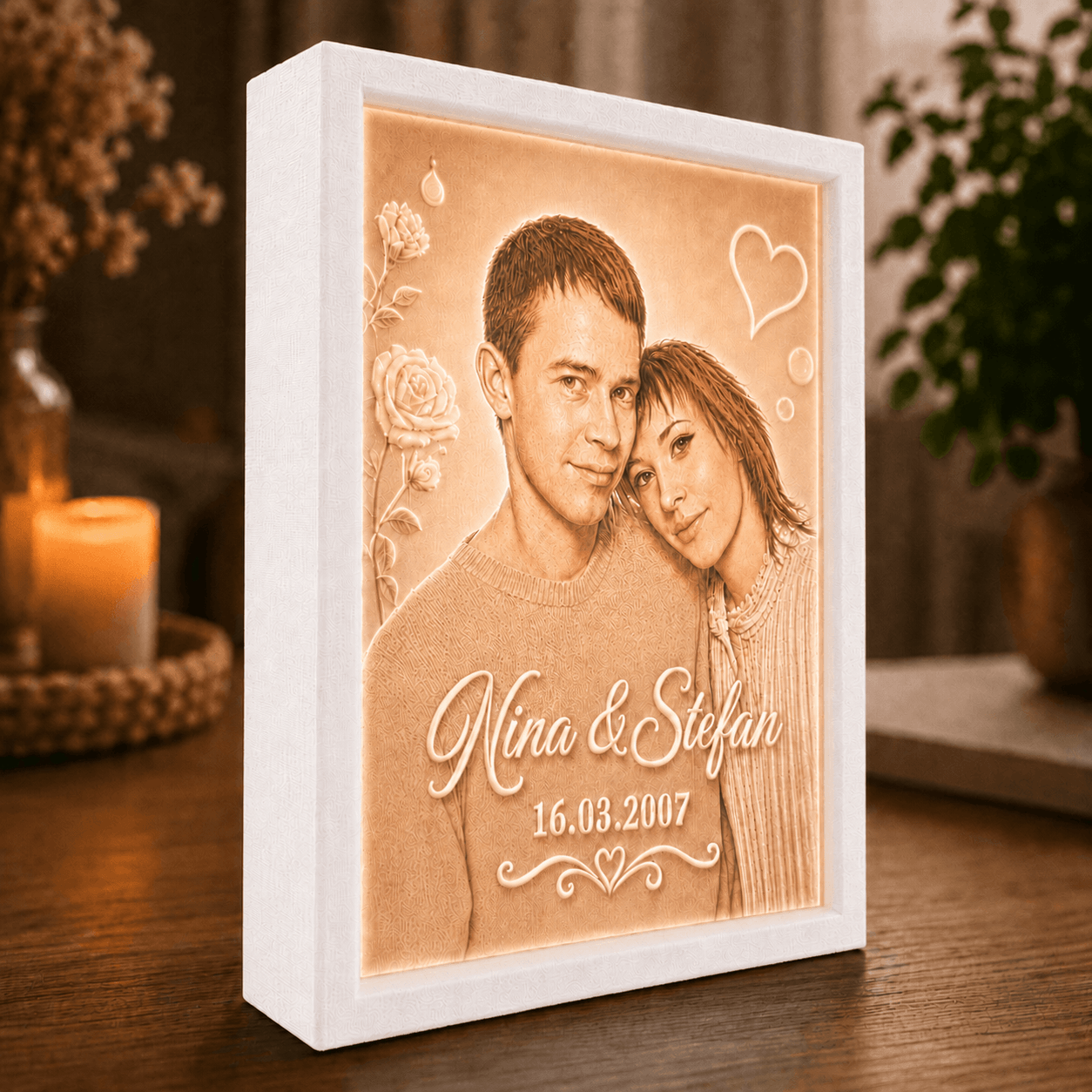 Personalisiertes LED Fotolicht Premium mit Wunschfoto im weißen Rahmen als farbiges Lithophane Lichtbild mit Namen und Datum.